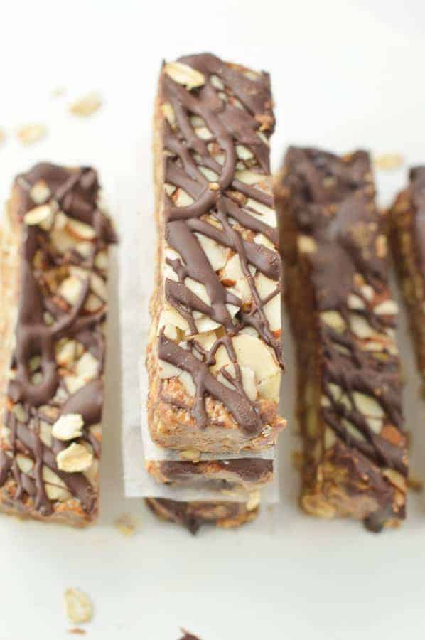 NO BAKE HEALTHY GRANOLA BARS, easy homemade chewy vegan school lunch bars with coconut oil and chocolate #nobakegranolabars #nobakehealthygranolabars #nobake #vegan #veganrecipes #veganbreakfast #schoollunch #easy #healthy #videos #chewy #granolabars #almonds #homemade #veganbreakfast #veganfood #granola