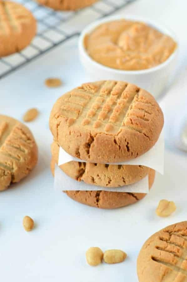 3 INGREDIENTS VEGAN PEANUT BUTTER COOKIES #vegancookies #peanutbuttercookies #3ingredients #vegan #veganbaking #vegarecipes #easy #healthy #glutenfree #cookies