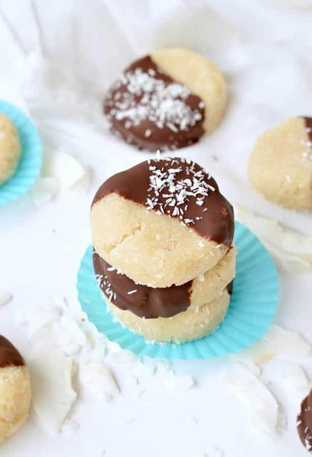 NO BAKE COCONUT COOKIES are easy healthy vegan cookies. They taste like no bake coconut macaroons with a tangy lime flavor and delicious chocolate shell #vegan #vegancookies #nobakecookies #nobake #coookies #coconut #lime #coconutlime #coconutcookies #keto #lowcarb #glutenfree #grainfree #easy #healthy