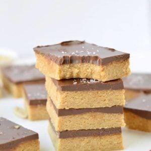 NO BAKE PEANUT BUTTER BARS HEALTHY 5 INGREDIENTS #nobakepeanutbutterbars #nobake #easy #healthy #glutenfree #peanutbutterbars #healthypeanutbutterbars #easypeanutbutterbars #ketopeanutbutterbars #veganpeanutbutterbars #5ingredients #nobake #vegandesserts #nobakevegandesserts #coconutflour