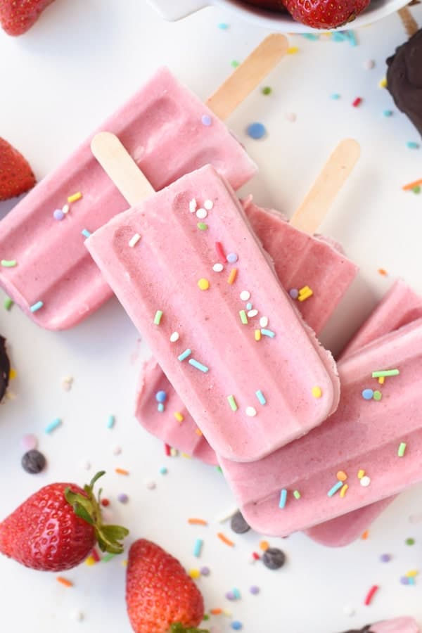 https://www.theconsciousplantkitchen.com/wp-content/uploads/2021/04/homemade-strawberry-banana-popsicles.jpg