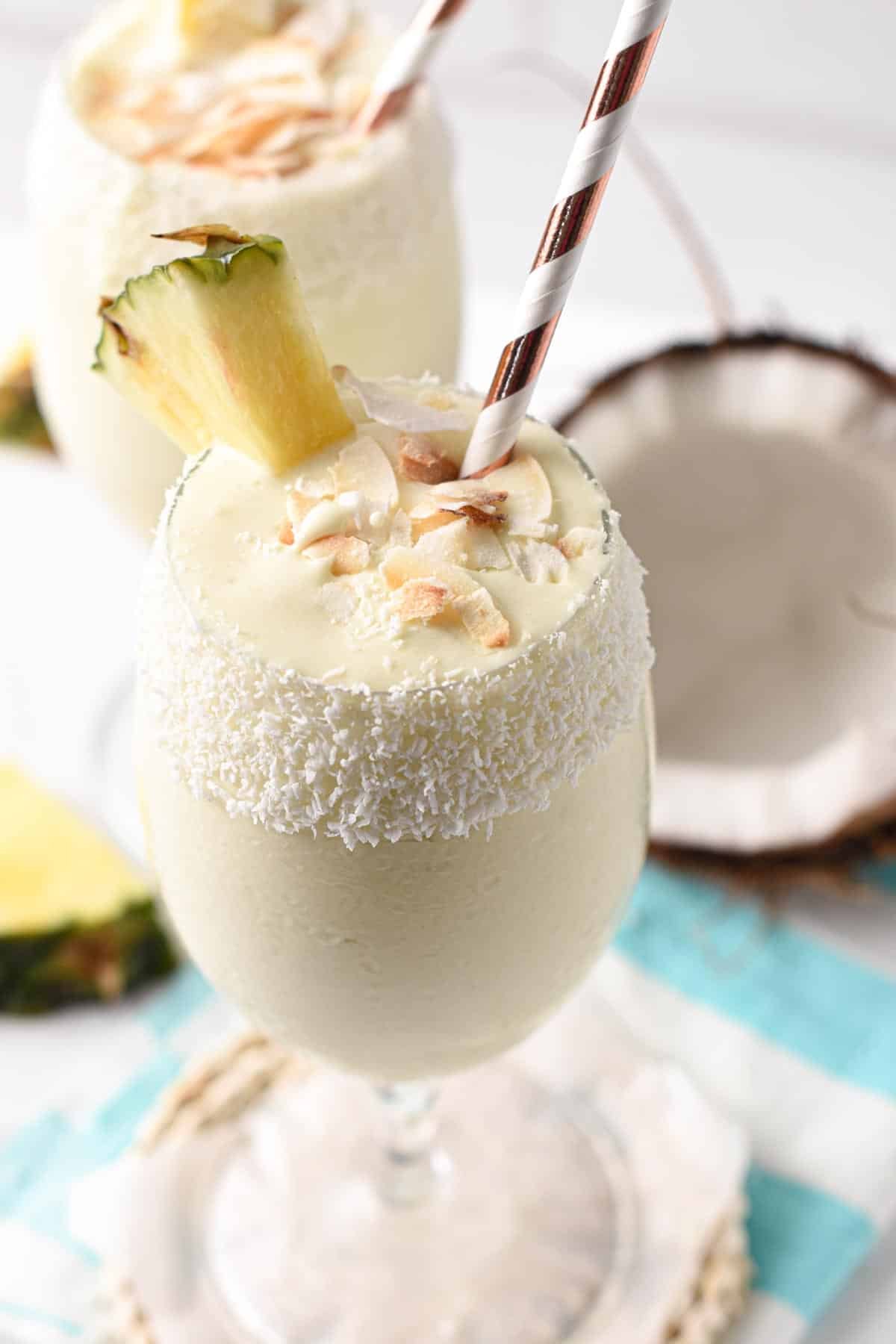 https://www.theconsciousplantkitchen.com/wp-content/uploads/2022/08/Pina-Colada-Smoothie.jpg