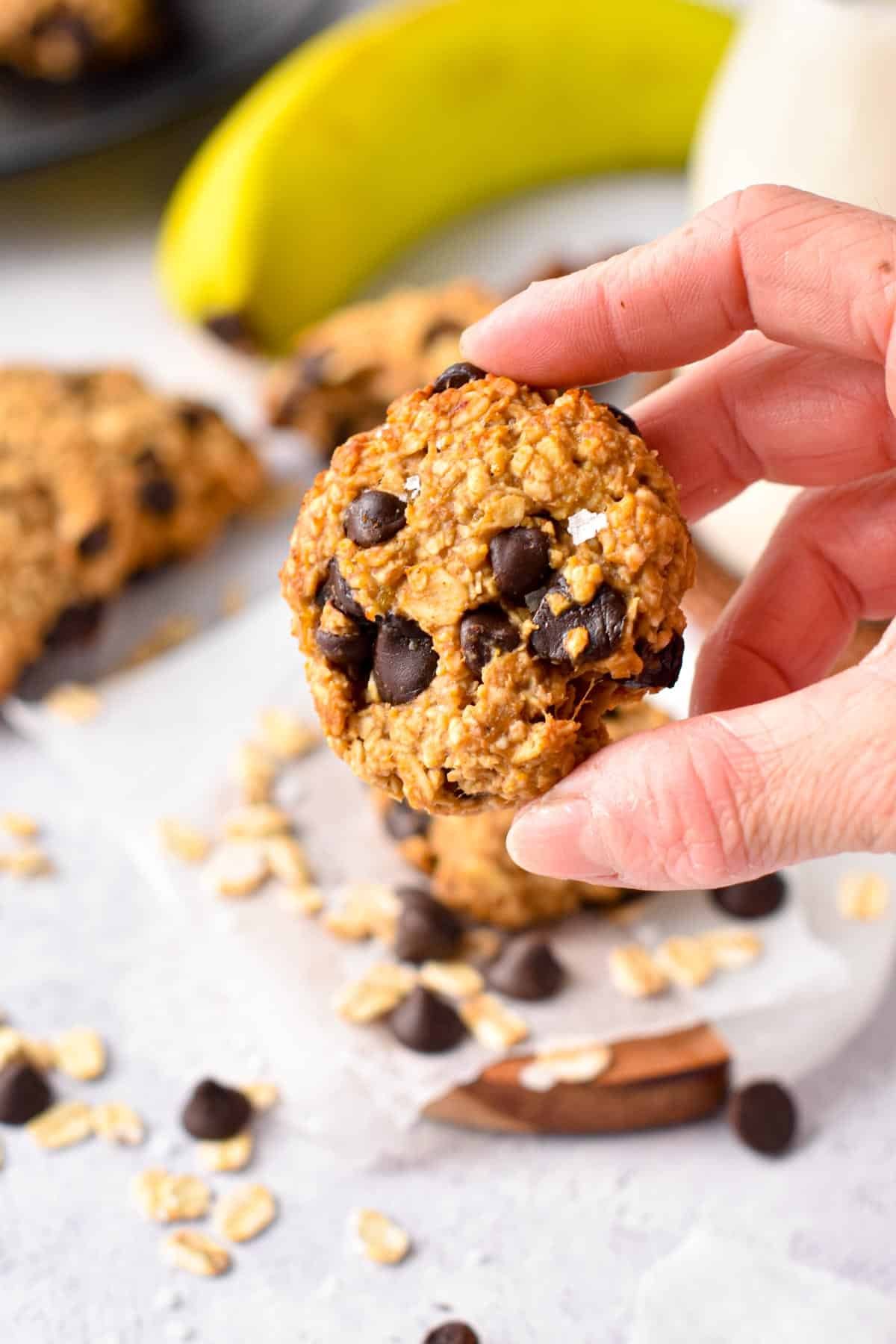 These 4 ingredient Banana Oatmeal Cookies are the most delicious, easy oatmeal cookies ever. Plus, the recipe takes barely 20 minutes to make and it's refined sugar free and vegan too.