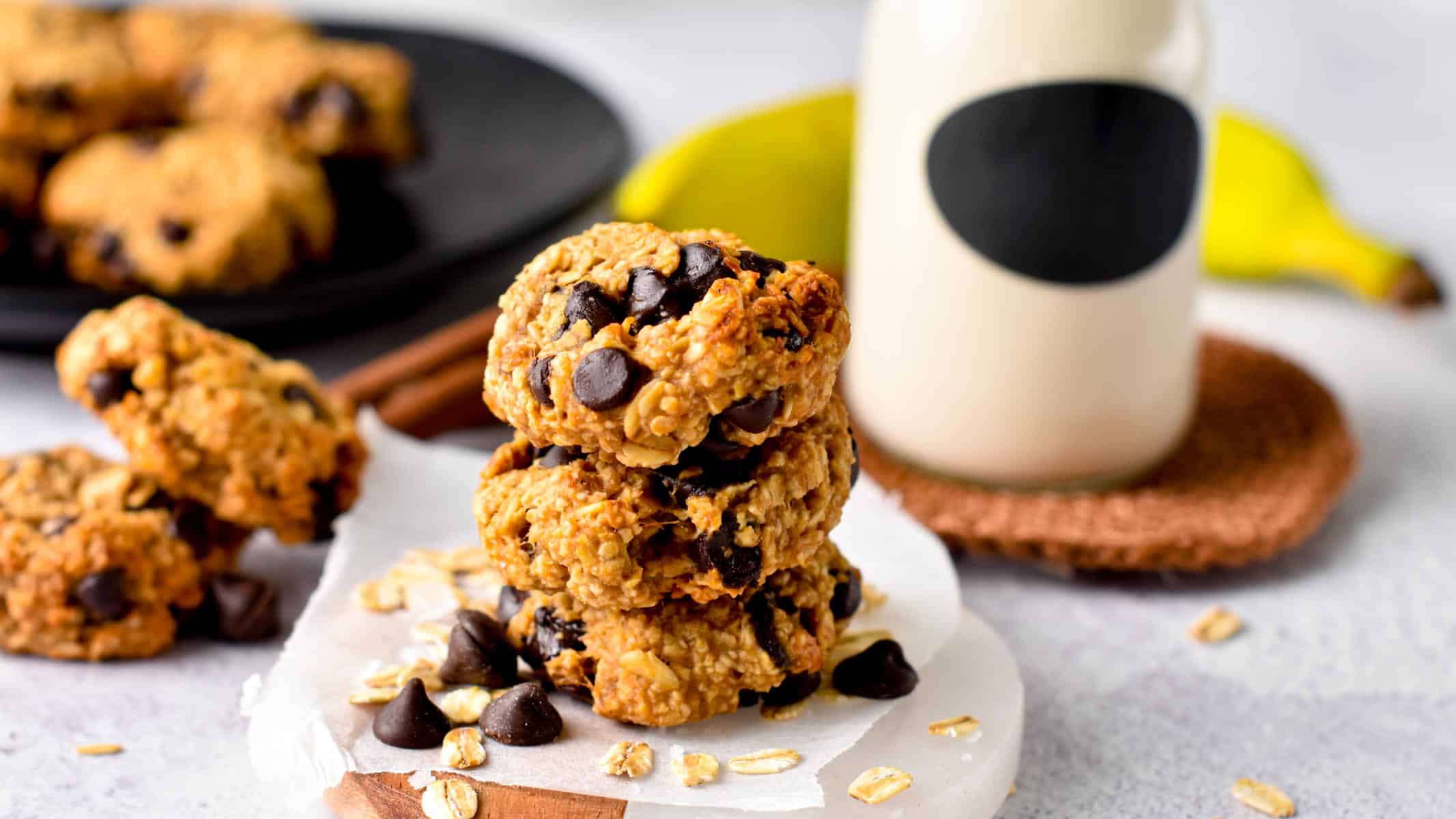 These 4 ingredient Banana Oatmeal Cookies are the most delicious, easy oatmeal cookies ever. Plus, the recipe takes barely 20 minutes to make and it's refined sugar free and vegan too.