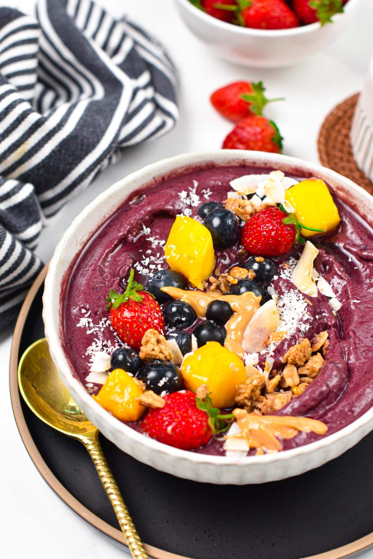 This Acai Bowl recipe is a creamy refreshing smoothie bowl packed with anti-oxidants and vitamin C. Plus, it takes barely 5 minutes to prepare this easy healthy breakfast and it's also naturally vegan and gluten-free.