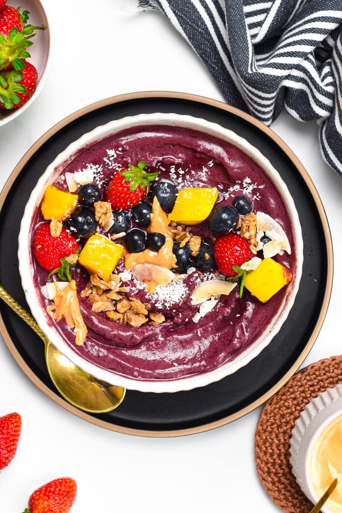 This Acai Bowl recipe is a creamy refreshing smoothie bowl packed with anti-oxidants and vitamin C. Plus, it takes barely 5 minutes to prepare this easy healthy breakfast and it's also naturally vegan and gluten-free.