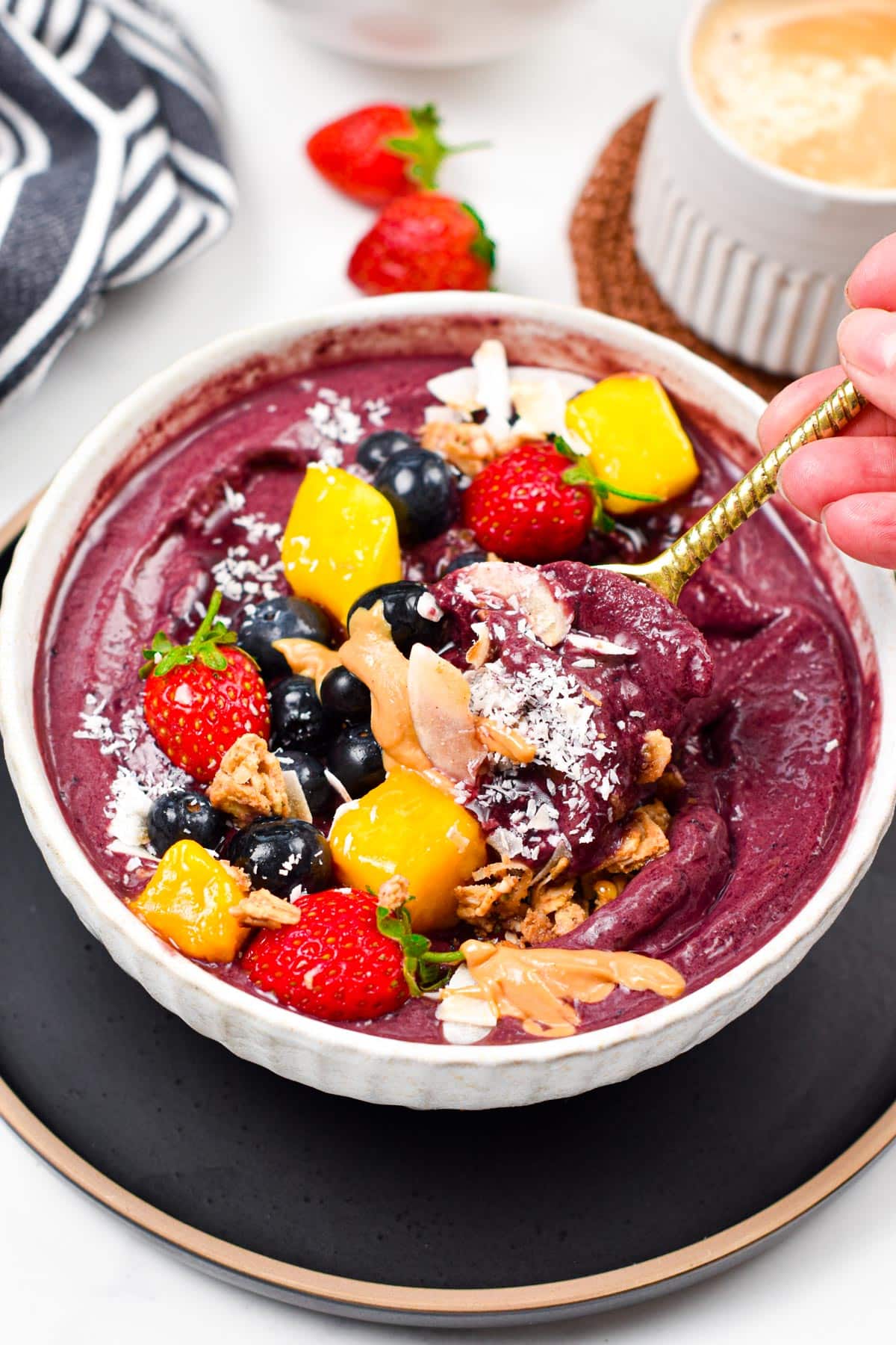 This Acai Bowl recipe is a creamy refreshing smoothie bowl packed with anti-oxidants and vitamin C. Plus, it takes barely 5 minutes to prepare this easy healthy breakfast and it's also naturally vegan and gluten-free.This Acai Bowl recipe is a creamy refreshing smoothie bowl packed with anti-oxidants and vitamin C. Plus, it takes barely 5 minutes to prepare this easy healthy breakfast and it's also naturally vegan and gluten-free.