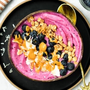 This Pitaya bowl is the most delicious frothy smoothie bowl to starts the day with vitamin C and feel energize all day. Plus, this dragon fruit bowl takes barely 5 minutes to make and require only 3 ingredients so even the kids can make this alone.