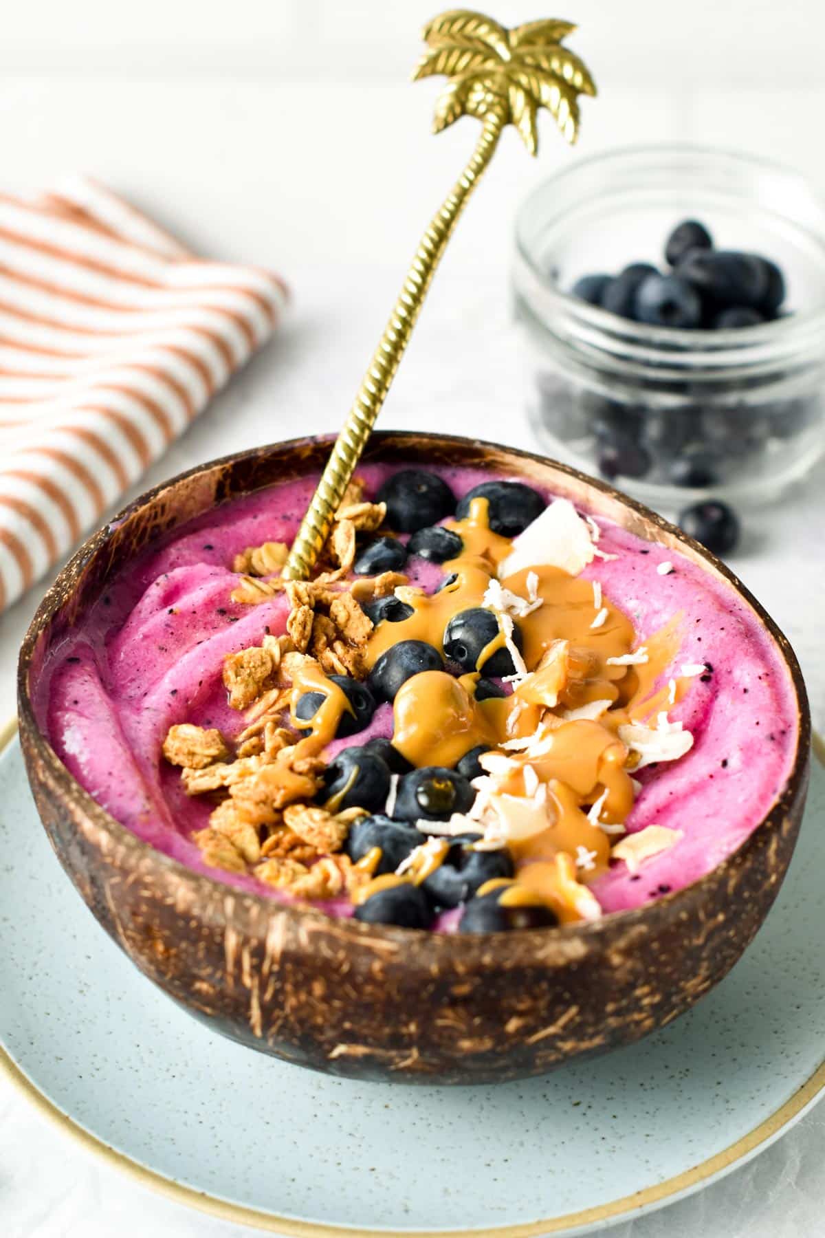 This Pitaya bowl is the most delicious frothy smoothie bowl to starts the day with vitamin C and feel energize all day. Plus, this dragon fruit bowl takes barely 5 minutes to make and require only 3 ingredients so even the kids can make this alone.This Pitaya bowl is the most delicious frothy smoothie bowl to starts the day with vitamin C and feel energize all day. Plus, this dragon fruit bowl takes barely 5 minutes to make and require only 3 ingredients so even the kids can make this alone.