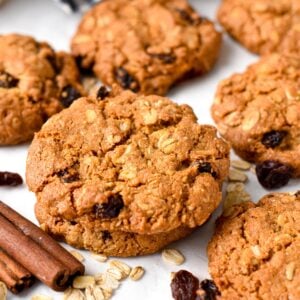 These Vegan Gluten Free Oatmeal Cookies are crispy, chewy vegan breakfast cookies made with naturally gluten-free ingredients. They are packed with fiber, proteins and a delicious way to starts your day.