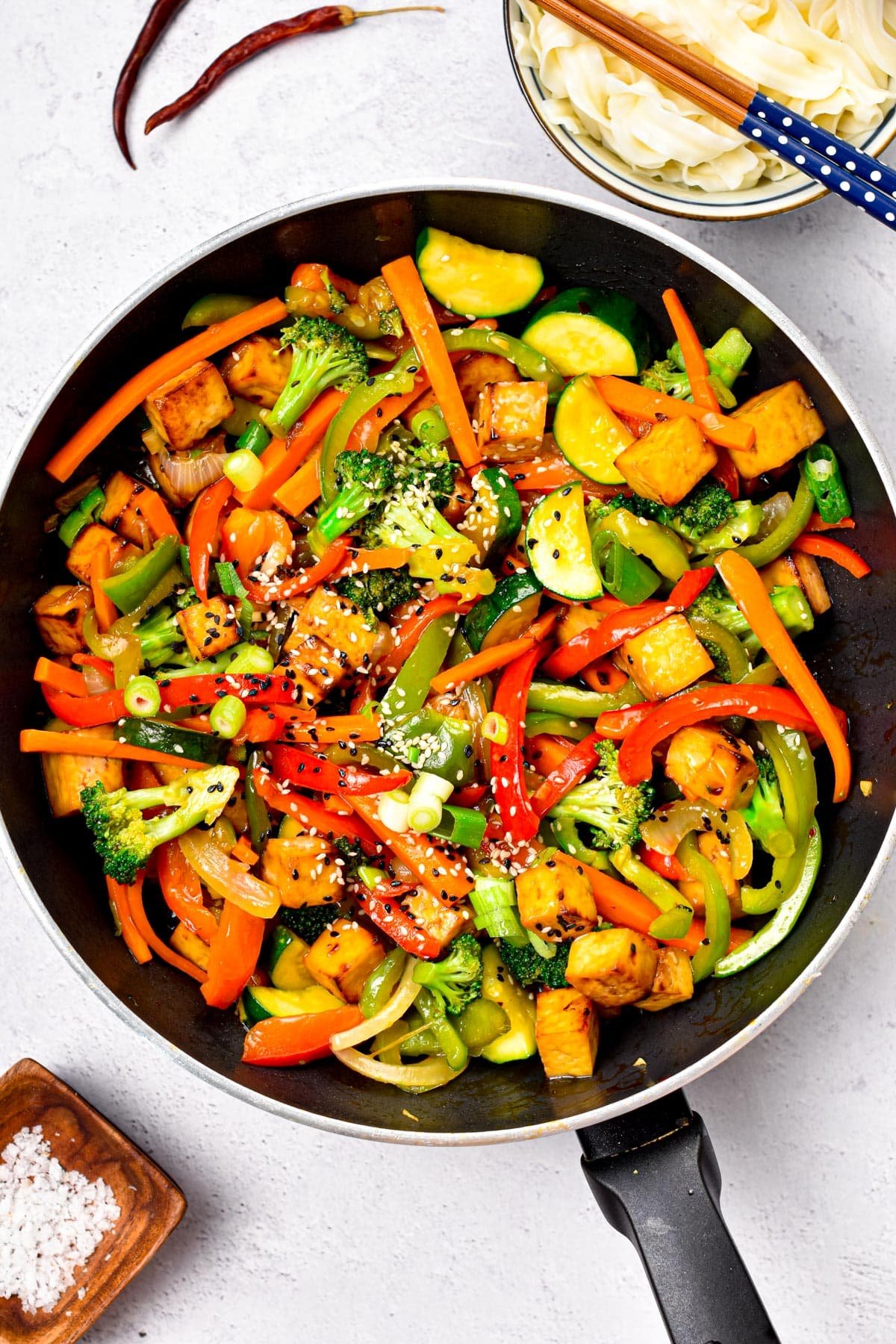 This Vegan Stir Fry is an healthy quick and easy dinner packed with more than 8 plants. Plus, it's a very fulfilling diner too packed with plant-based proteins from tofu. 