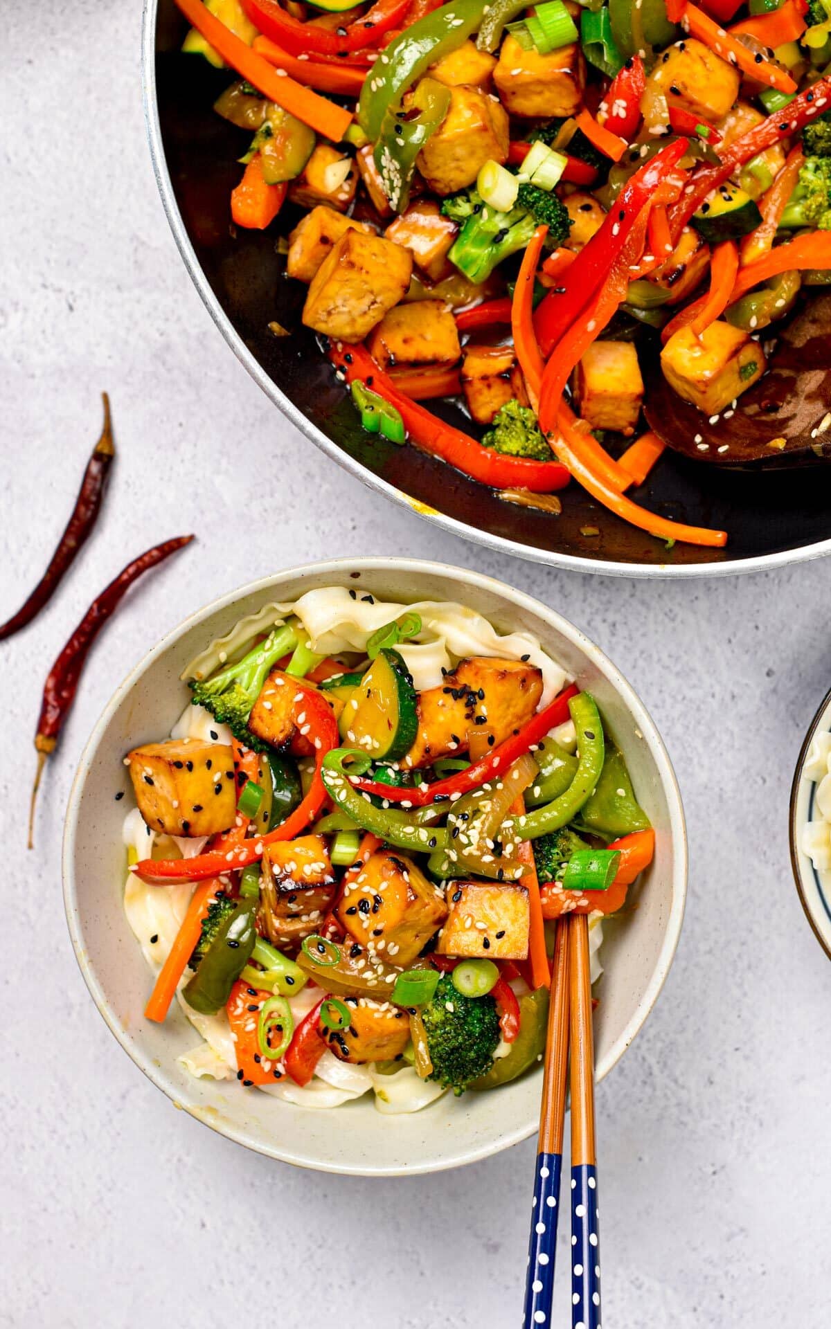This Vegan Stir Fry is an healthy quick and easy dinner packed with more than 8 plants. Plus, it's a very fulfilling diner too packed with plant-based proteins from tofu. 