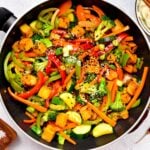 This Vegan Stir Fry is an healthy quick and easy dinner packed with more than 8 plants. Plus, it's a very fulfilling diner too packed with plant-based proteins from tofu. 