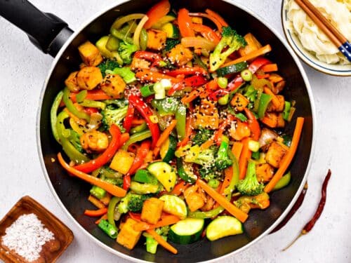 This Vegan Stir Fry is an healthy quick and easy dinner packed with more than 8 plants. Plus, it's a very fulfilling diner too packed with plant-based proteins from tofu. 