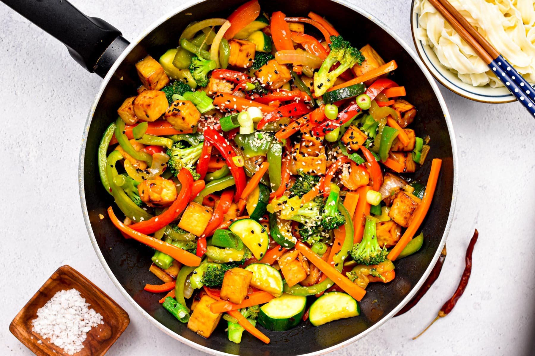 This Vegan Stir Fry is an healthy quick and easy dinner packed with more than 8 plants. Plus, it's a very fulfilling diner too packed with plant-based proteins from tofu. 