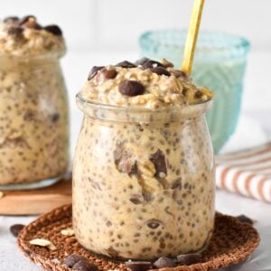 This Cookie Dough Overnight Oats is the perfect healthy breakfast for cookies lovers. It tastes like raw cookie dough, but 100 % much healthier packed with wholegrains oats, vitamins and proteins.