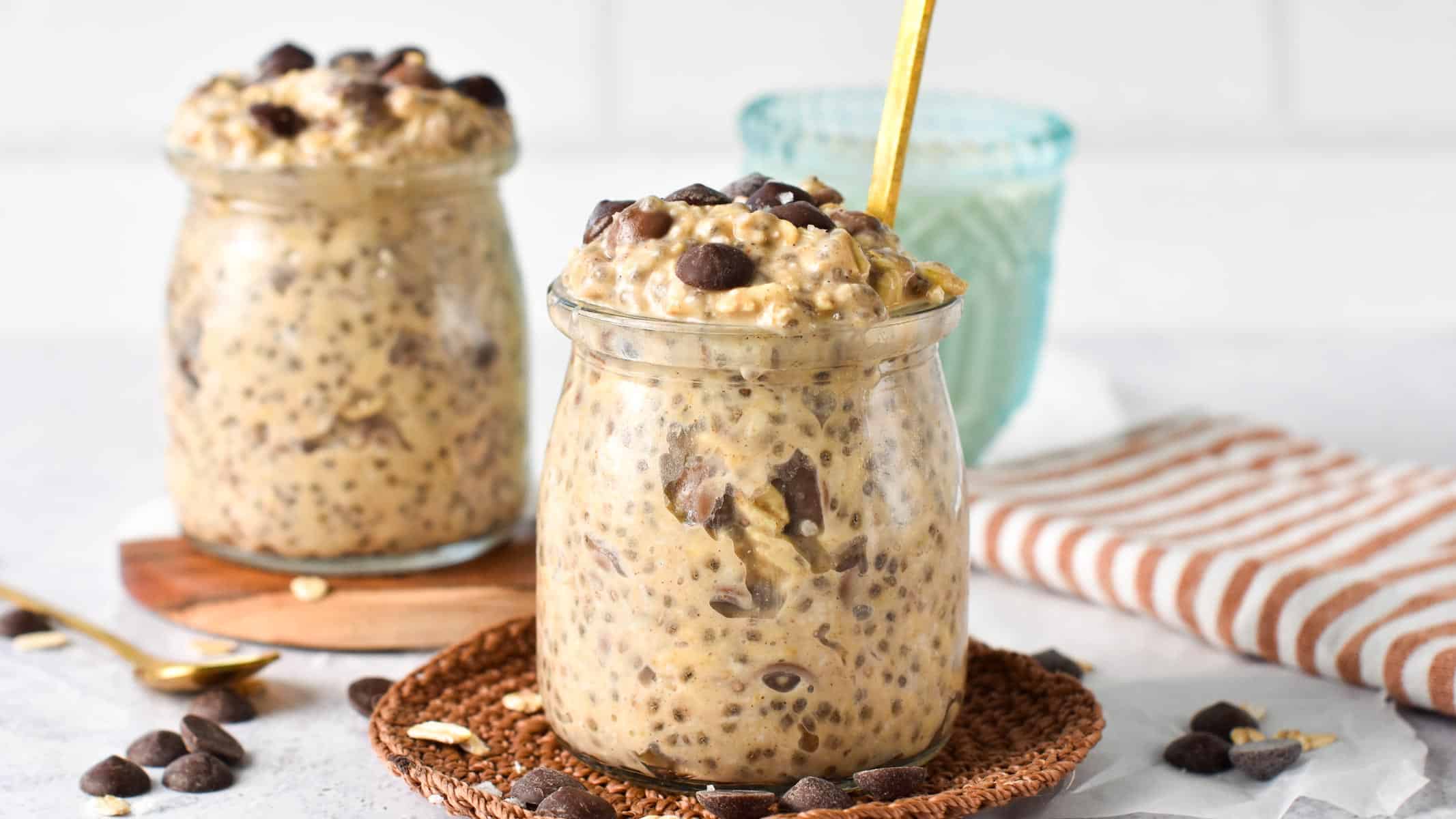 This Cookie Dough Overnight Oats is the perfect healthy breakfast for cookies lovers. It tastes like raw cookie dough, but 100 % much healthier packed with wholegrains oats, vitamins and proteins.