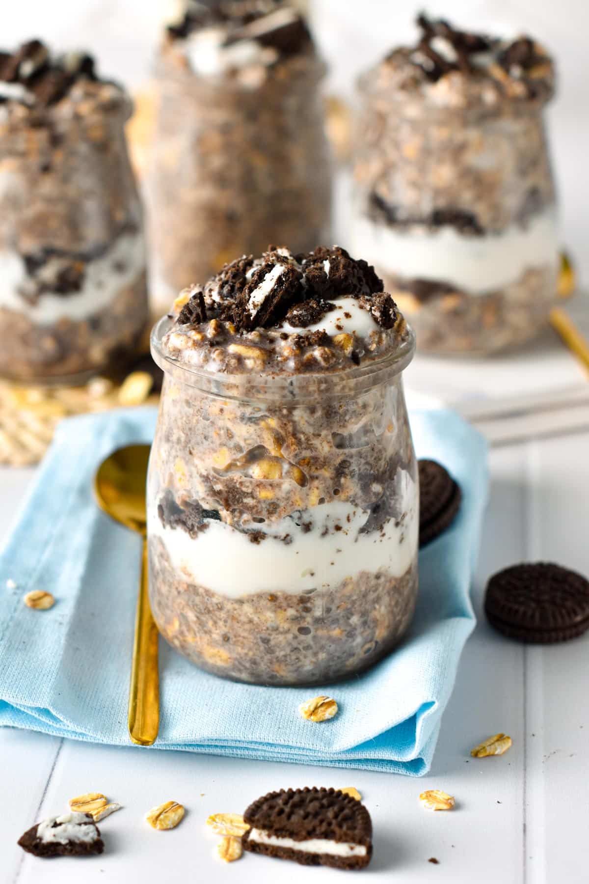 This Oreo Overnight Oats recipe is like having dessert for breakfast! It has all the healthy ingredients from the classic overnight oats recipe with a touch of Oreo cookies, just for fun and flavor.