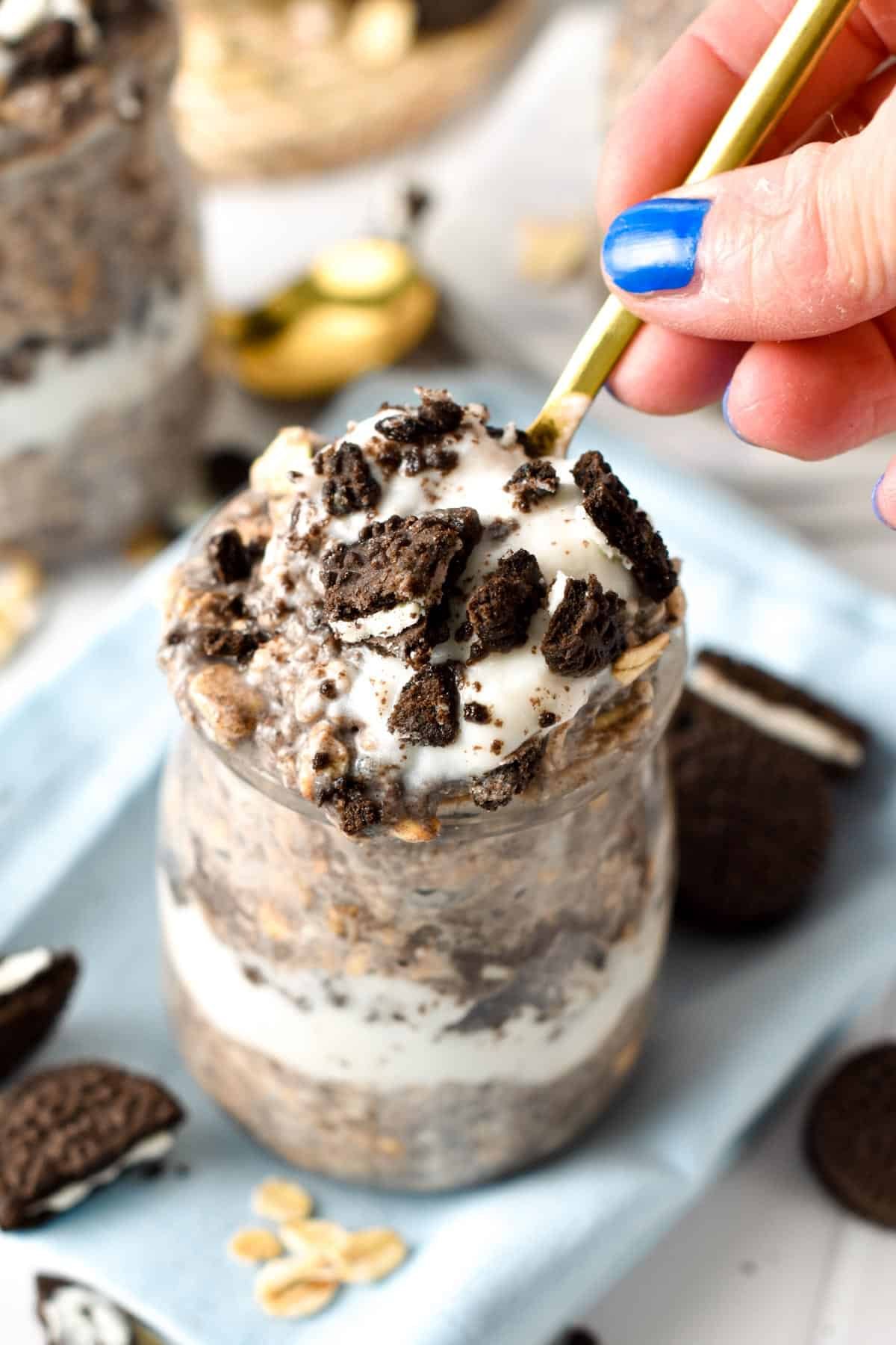 This Oreo Overnight Oats recipe is like having dessert for breakfast! It has all the healthy ingredients from the classic overnight oats recipe with a touch of Oreo cookies, just for fun and flavor.