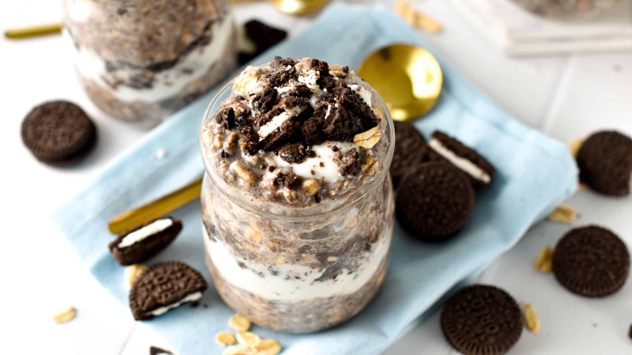 This Oreo Overnight Oats recipe is like having dessert for breakfast! It has all the healthy ingredients from the classic overnight oats recipe with a touch of Oreo cookies, just for fun and flavor.