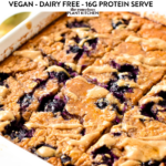 This Protein Baked Oatmeal is an easy, healthy high-protein breakfast to meal prep a week of tasty creamy vanilla oatmeal. Plus, with only 290 kcal per serving, this breakfast contains 14 grams of proteins and 5 grams of fiber to keep you full for hours.