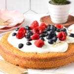 This sugar-free cake is a deliciously moist vanilla cake made with simple ingredients and with only 1 g of sugar per serve. Plus, this cake is also egg-free, dairy-free, and suitable for anyone.