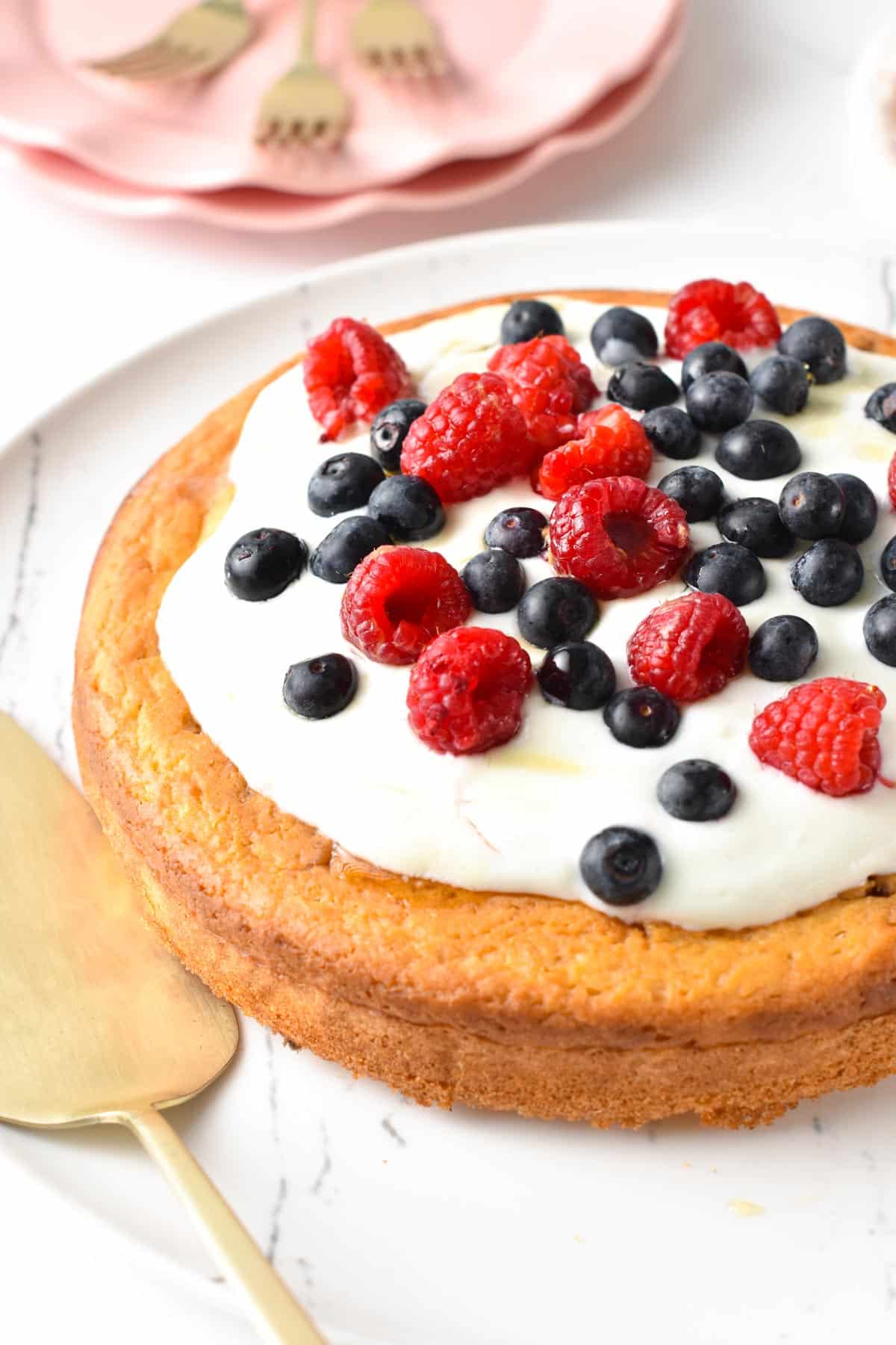 This sugar-free cake is a deliciously moist vanilla cake made with simple ingredients and with only 1 g of sugar per serve. Plus, this cake is also egg-free, dairy-free, and suitable for anyone.