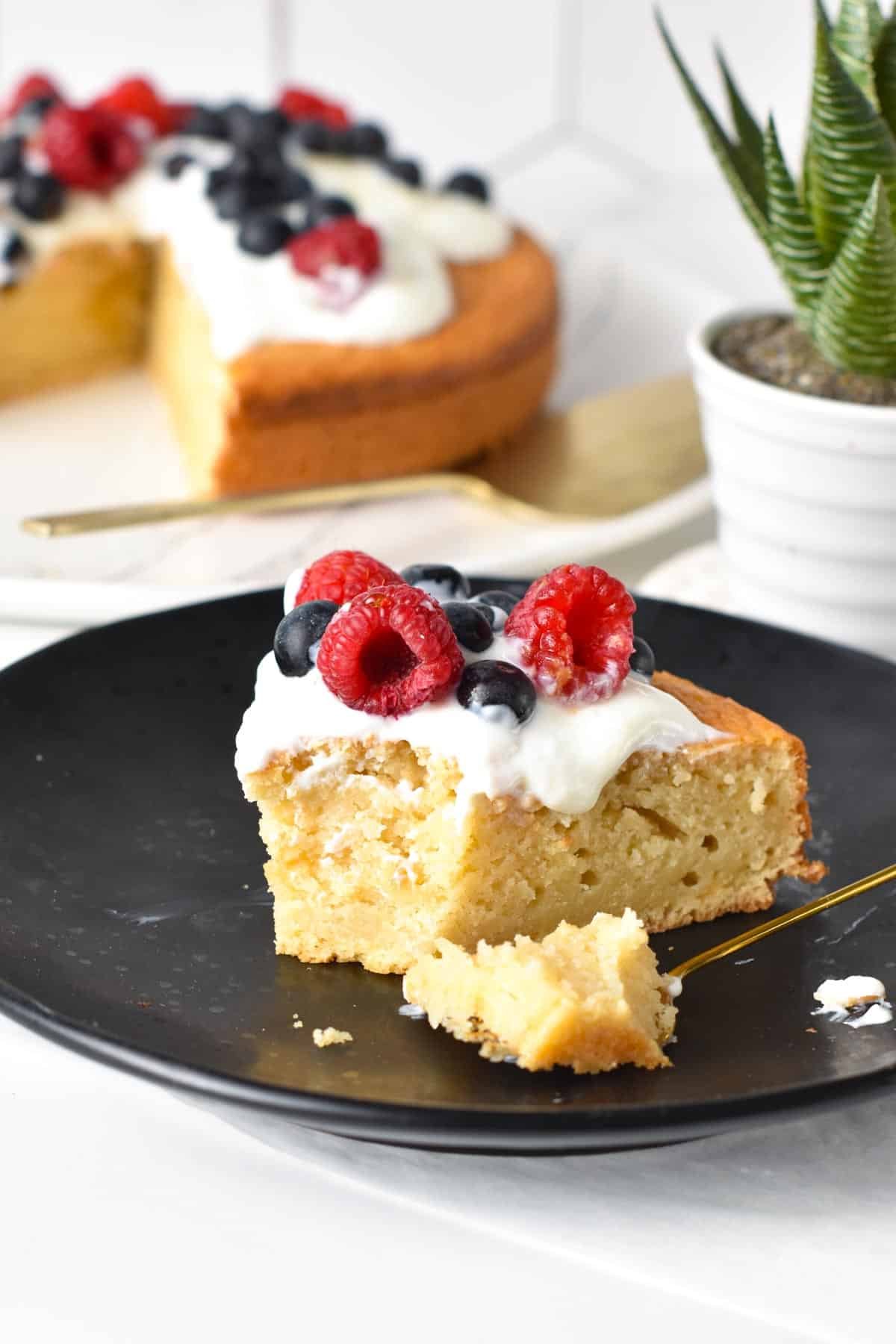 This sugar-free cake is a deliciously moist vanilla cake made with simple ingredients and with only 1 g of sugar per serve. Plus, this cake is also egg-free, dairy-free, and suitable for anyone.