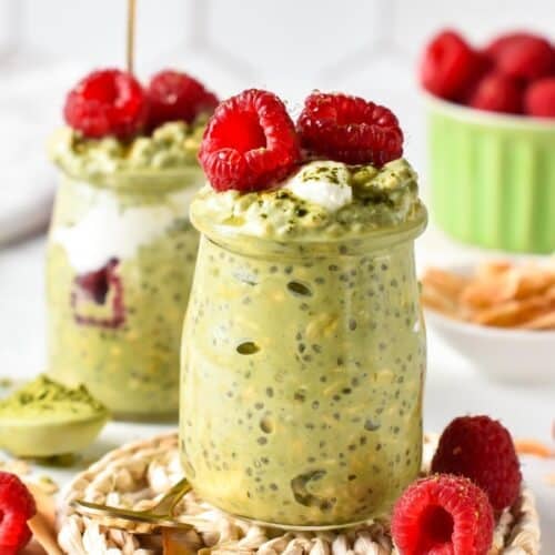 This Matcha Overnight oat is the best healthy antioxidant-packed breakfast for Matcha lovers. A creamy coconut matcha oat mixture topped with delicious raspberries.