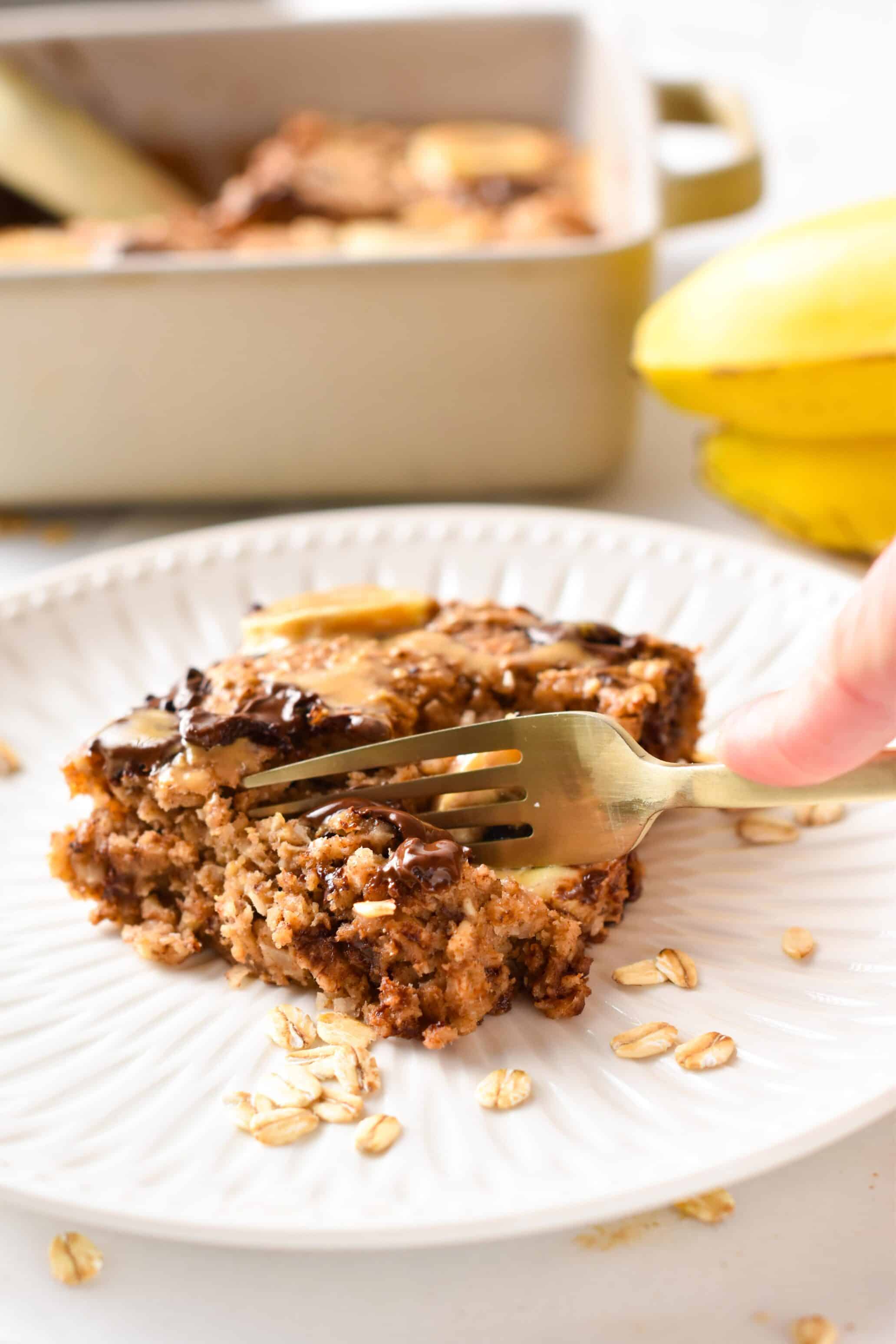 If you love banana bread for breakfast, but you are after a healthier version try these baked oats made with healthy ingredients. It tastes like your favorite banana bread but is packed with fiber, proteins, and no refined sugar needed.