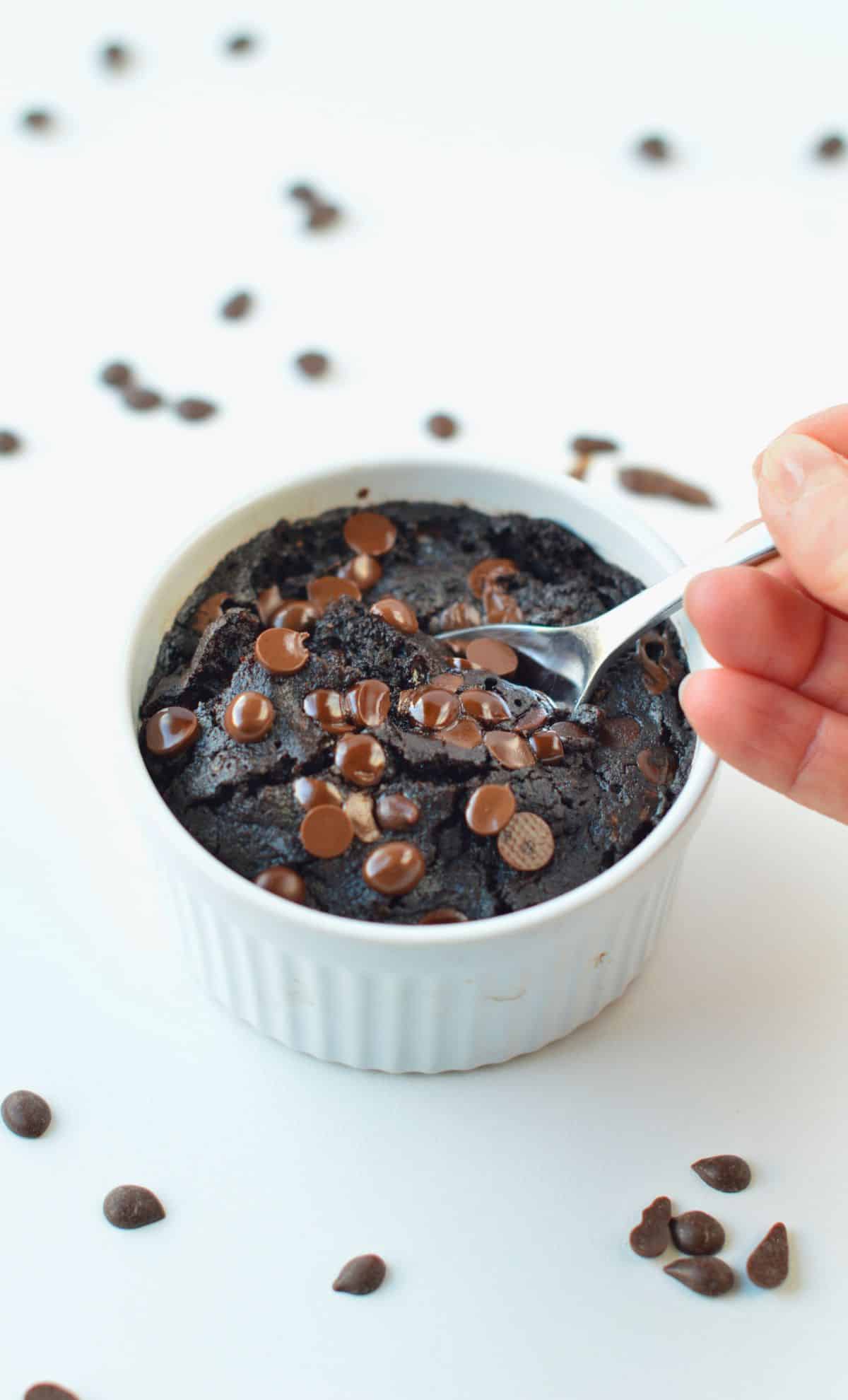 Vegan mug brownie om a small ramekin.