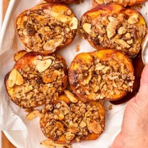 a serving dish with lots of air fried peach halves topped with crispy oat crumble