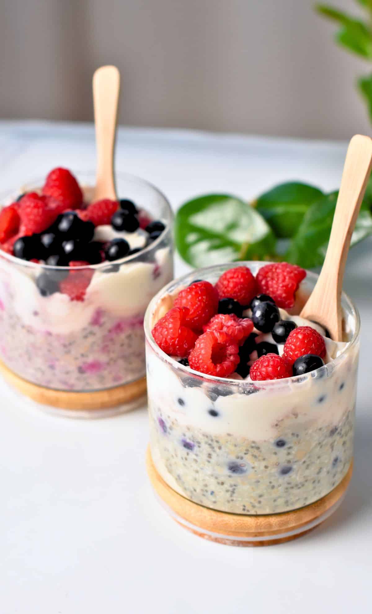 Protein Overnight Oats in two jars.